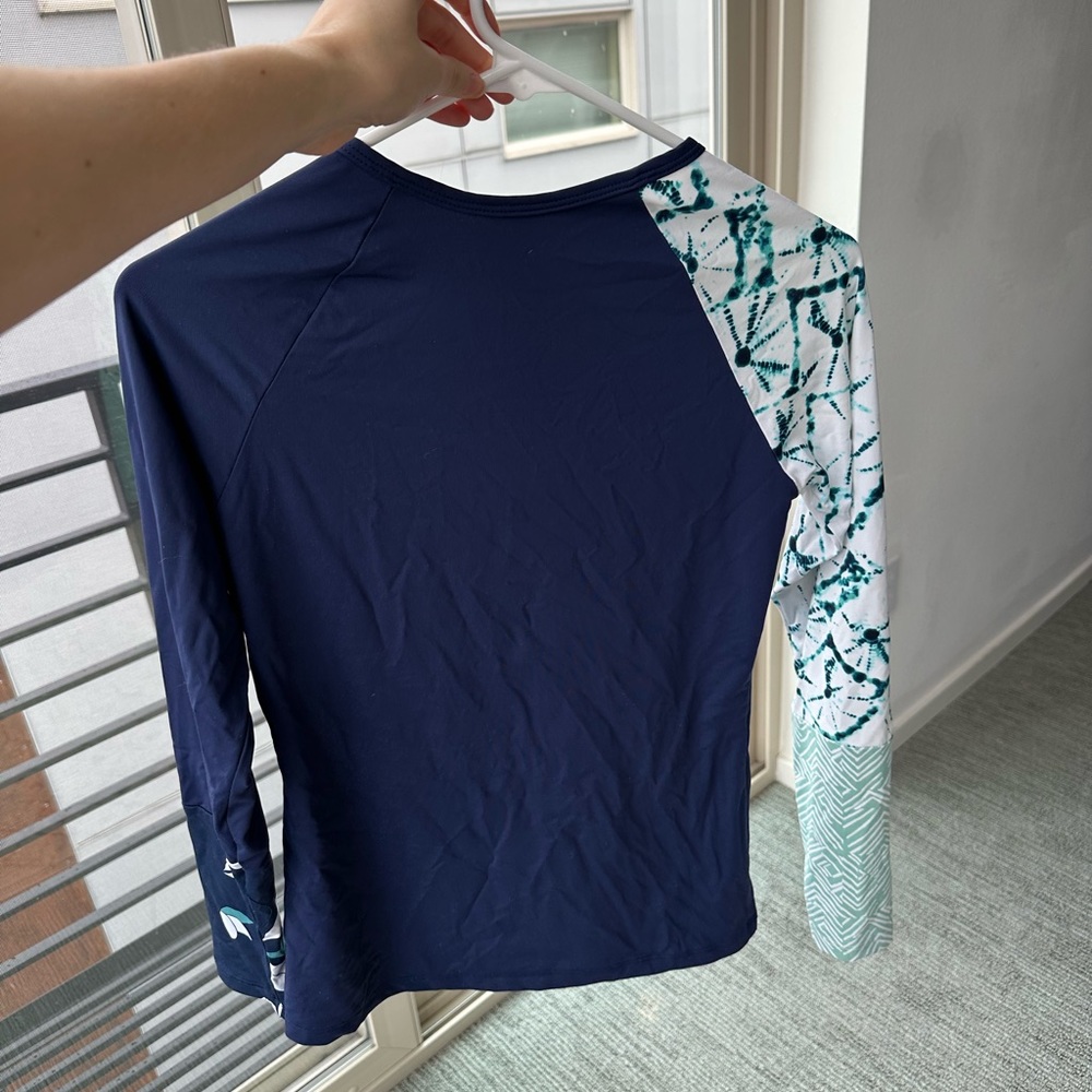 Carve Designs rash guard in XS - Picture 2 of 5
